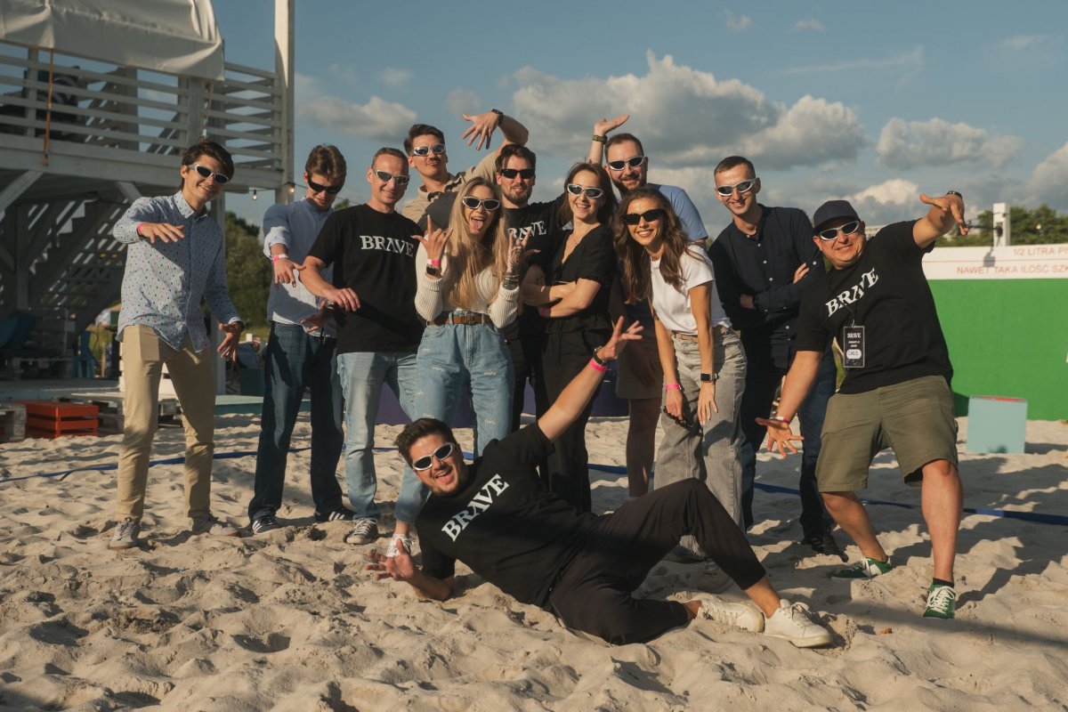 zdjęcie grupy ludzi na plaży podczas BRAVE Summer Tour